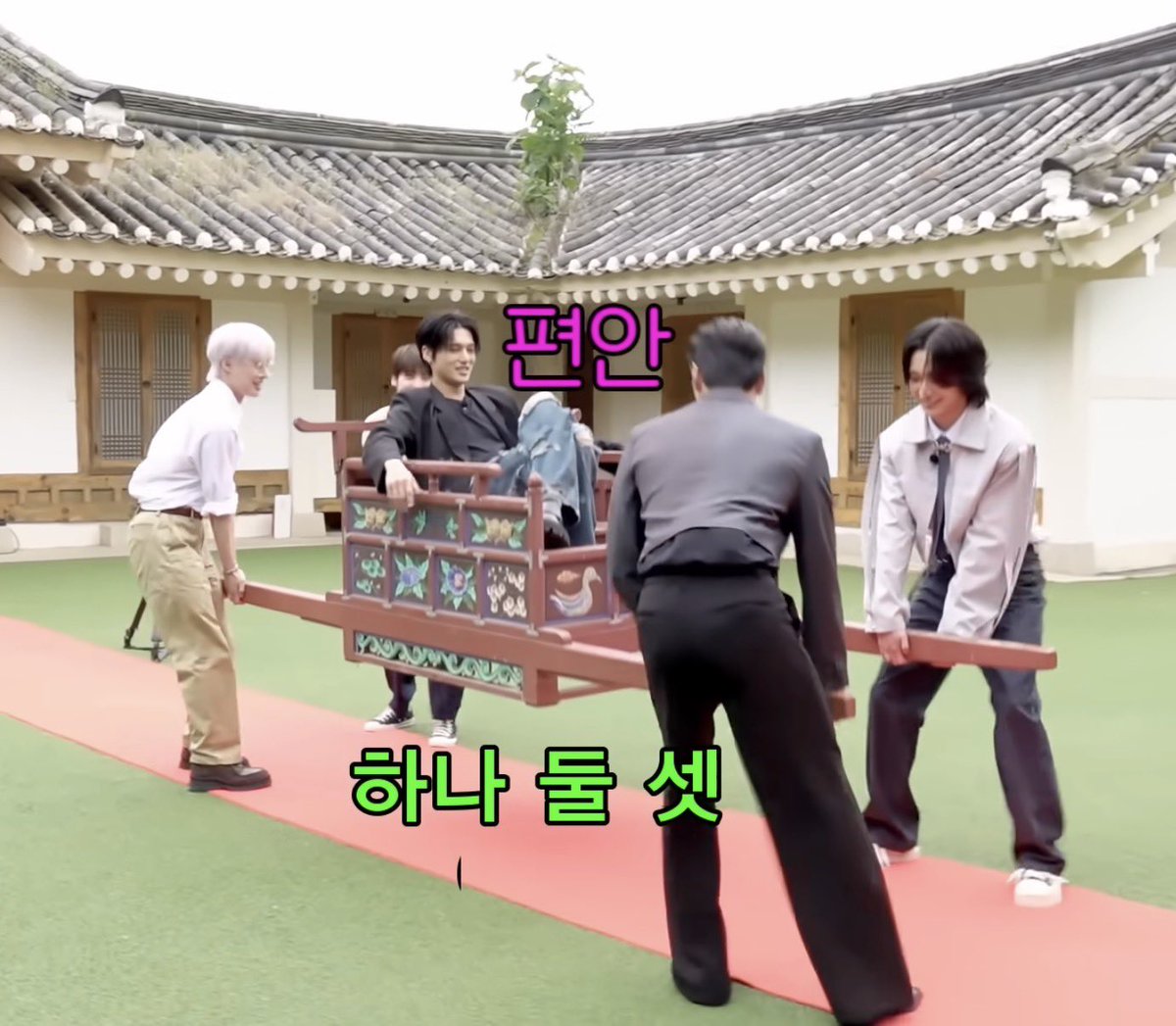 black_99XX's tweet photo. 왼은 리어카고 
른은 가마고 
진심 너무 웃기네ㅋㅋㅋㅋ https://t.co/iFIDX4EiUi