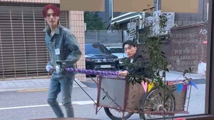 black_99XX's tweet photo. 왼은 리어카고 
른은 가마고 
진심 너무 웃기네ㅋㅋㅋㅋ https://t.co/iFIDX4EiUi
