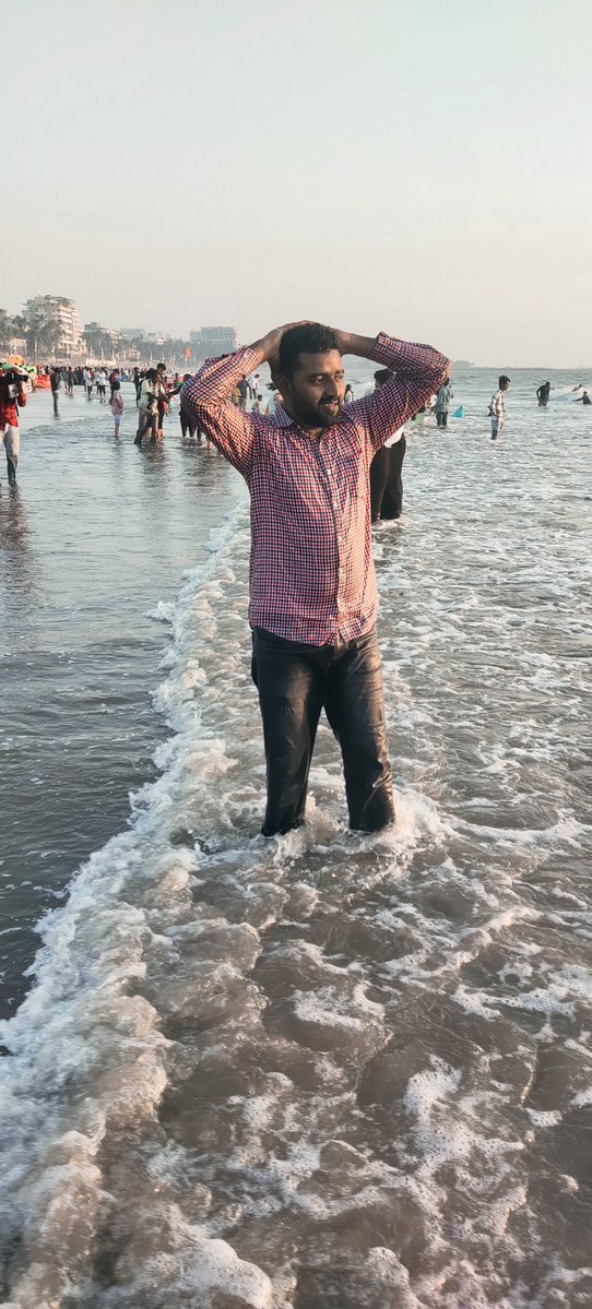 UsmanParadise's tweet photo. “कुछ पल लहरों के नाम… 🌊

जहाँ समंदर की आवाज़ हो, चेहरे पर मुस्कान हो और दिल में सुकून हो। ❤️ 

ज़िंदगी ऐसे ही खूबसूरत पलों का नाम है।”

#BeachVibes #BeautifulMoments #MumbaiDiariesJuhuBeach https://t.co/EuuV6mwCOX