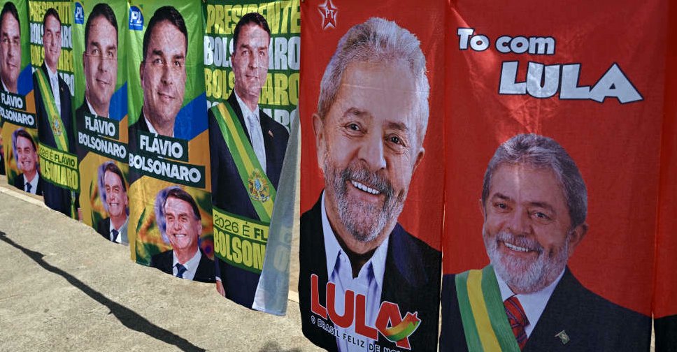 MarioNawfal's tweet photo. 🚨🇧🇷 Brazil’s presidential vote count is raising a very specific QUESTION: why does the curve look so unnaturally smooth??

The allegation goes beyond an apparent pause in the presidential tally.

There's a pattern: Lula’s percentage rises steadily while his opponent’s falls, with surprisingly few reversals as millions of votes from very different regions enter the national count.

Some are claiming software manipulation, but the graph alone doesn't establish that...

There’s a much more decisive test: compare the national curve against the individual precinct results and the exact order in which they were reported.

If geography and reporting order explain the pattern, the data should show it.

If they don’t, Brazil’s electoral authority has a very specific technical question to answer.

Source: ceajur_jobneto / Writer: Samuel