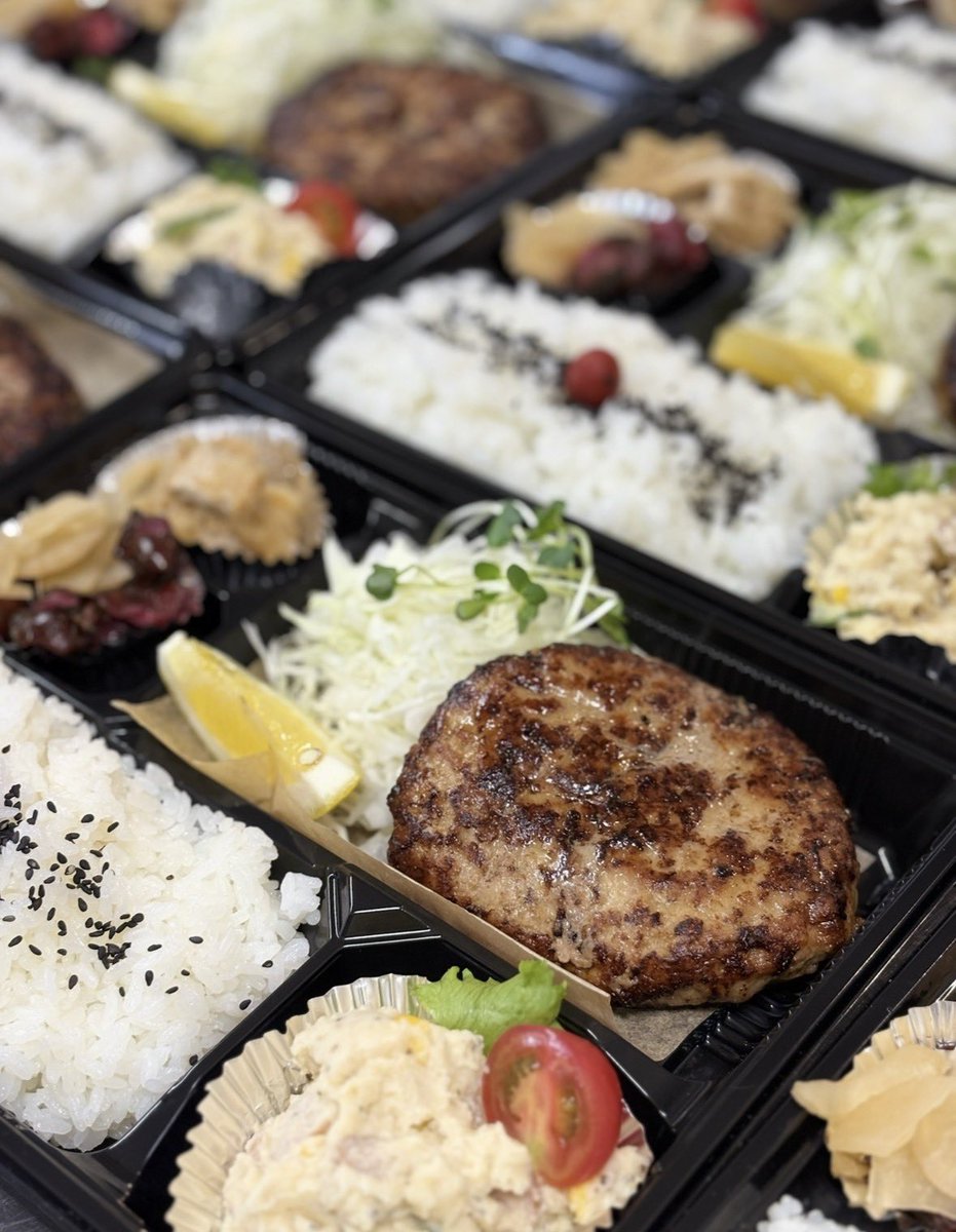 katubou2018's tweet photo. ハンバーグ、仕込みました！
黒豚をたっぷり使った、かつ坊特製ハンバーグ。現在はテイクアウト限定となっております。サンドイッチは前日までのご予約制です🍂ぜひ秋のお出かけのおともにどうぞ🍂 https://t.co/VpbYOYcCZm
