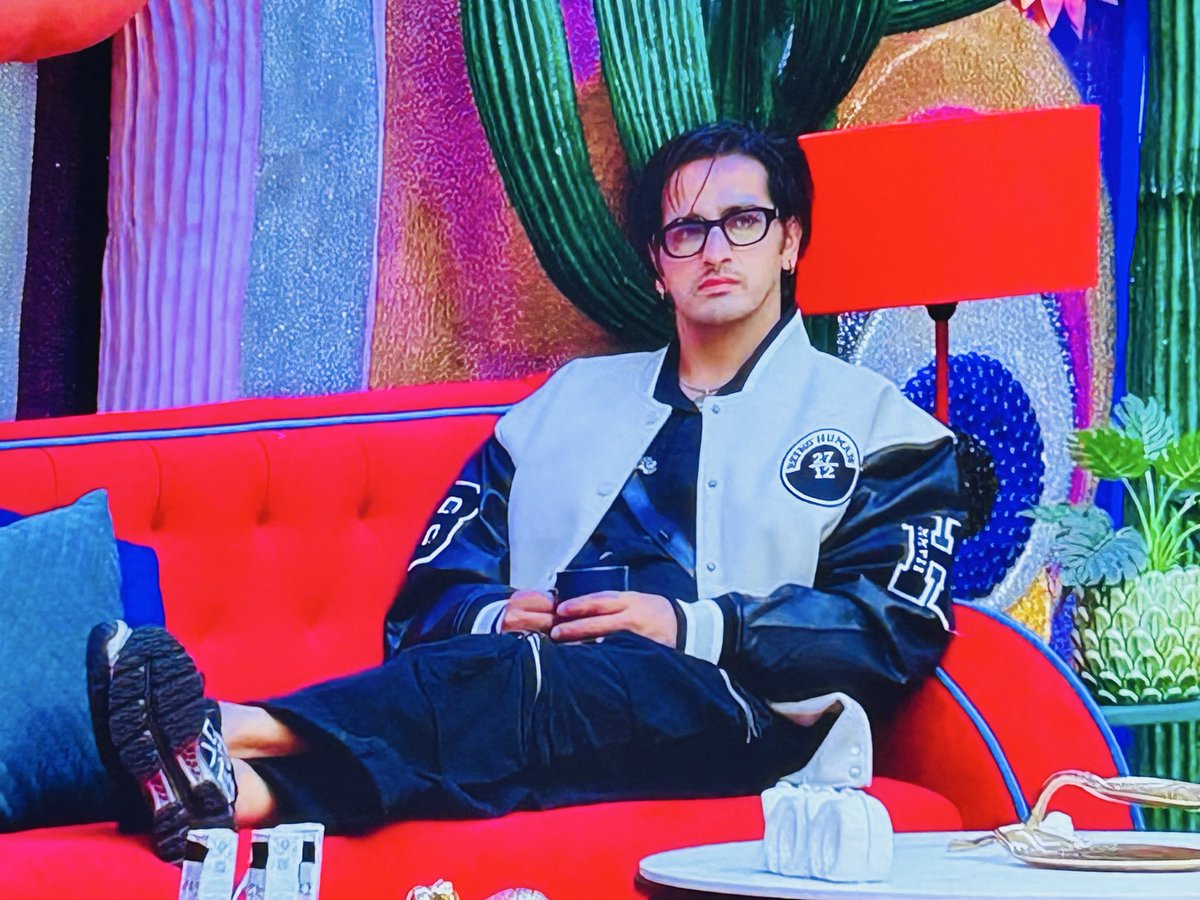 Surbhi1D's tweet photo. Bigg Boss history ke worst logon mein naam likhwa rahe hain ye log. 😭

Jaise Rahul ke liye Ali aaya tha, I genuinely wish Qazi ke liye bhi koi aaye koi apna, jo uske liye khada ho. Maahi Ve is Love 🩷 🥺❤️‍🩹

#QaziTouqeer #BiggBoss20 https://t.co/6wAkTC39Jv