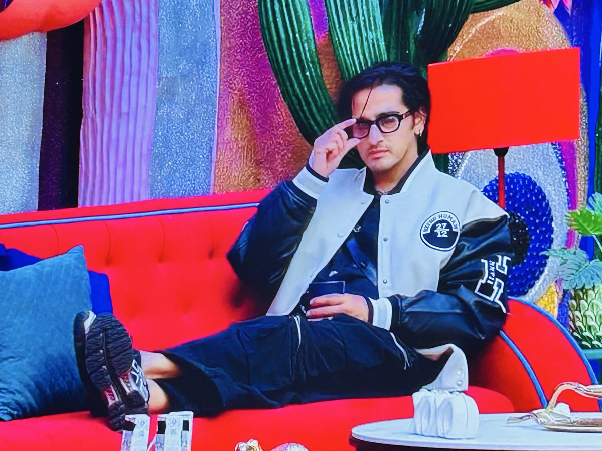 Surbhi1D's tweet photo. Bigg Boss history ke worst logon mein naam likhwa rahe hain ye log. 😭

Jaise Rahul ke liye Ali aaya tha, I genuinely wish Qazi ke liye bhi koi aaye koi apna, jo uske liye khada ho. Maahi Ve is Love 🩷 🥺❤️‍🩹

#QaziTouqeer #BiggBoss20 https://t.co/6wAkTC39Jv