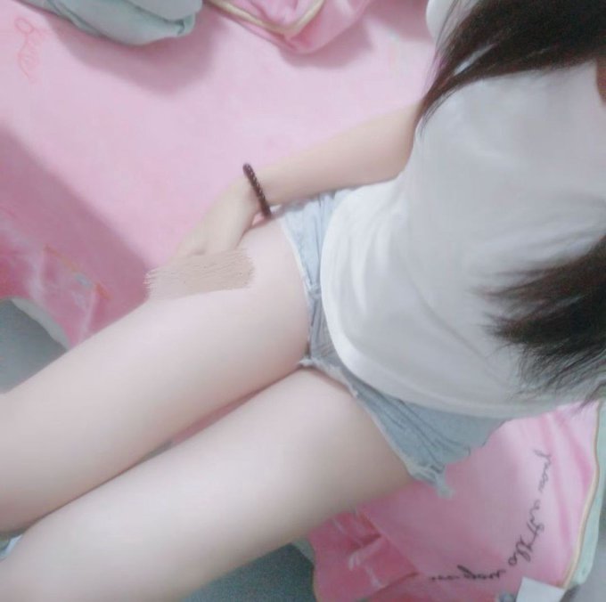 Rossly_cry's tweet photo. 性瘾又犯了，想约了，但没人打招呼.好想被操啊，小穴好痒，掰开小穴，自慰了一会，白浆扣都出来，水都喷出来了，高潮3次，太舒服啦 …好爽啊… 啊啊啊啊 #母狗 #骚逼 #自慰 #反差 #大胸 #固炮 #约炮 https://t.co/3YR9ydmirF