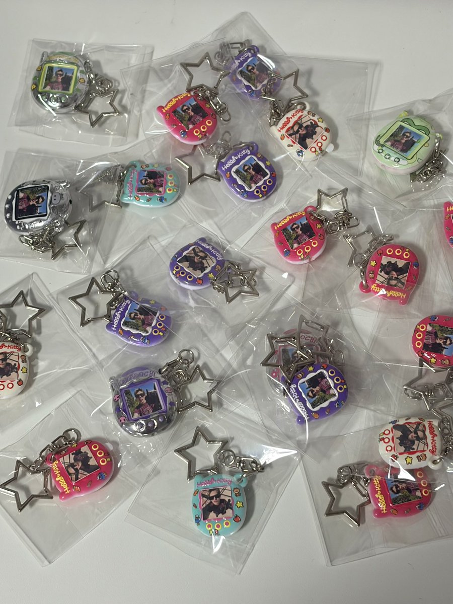 ppp20405's tweet photo. 🎂✨ GIVEAWAY วันเกิดเจมส์ ✨🎂

💖 Handmade Tamagotchi Giveaway 💖

📍สำหรับคนที่ไปคาเฟ่วันเกิด
สามารถรับหน้างานได้เลยทั้ง 2 ที่(มีจำนวนจำกัด)

📍สำหรับคนที่ไม่ได้ไปคาเฟ่
มีสุ่มแจกออนไลน์ 5 รางวัล

🎀 กติกา
• Thai COER only
• รีทวิตโพสต์นี้
• ขอคนที่สะดวกออกค่าส่ง 30 บาท

⏰ ประกาศผลวันที่ 14 ตุลาคม เวลา 21:00 น.
• ผู้ได้รับรางวัลกรุณารายงานตัวภายใน 10 นาที
• วันจัดส่งจะแจ้งให้ทราบอีกครั้งนะคะ

💌 งานชิ้นนี้เป็นงานทำมือที่เราตั้งใจทำเอง อาจไม่ได้สมบูรณ์แบบ หรือสวยที่สุด แต่ตั้งใจทำมากๆ มาร่วมกิจกรรมกันเยอะ ๆ นะคะ 🤍✨

#James #Giveaway #วันเกิดเจมส์ #ตลาดนัดCortis