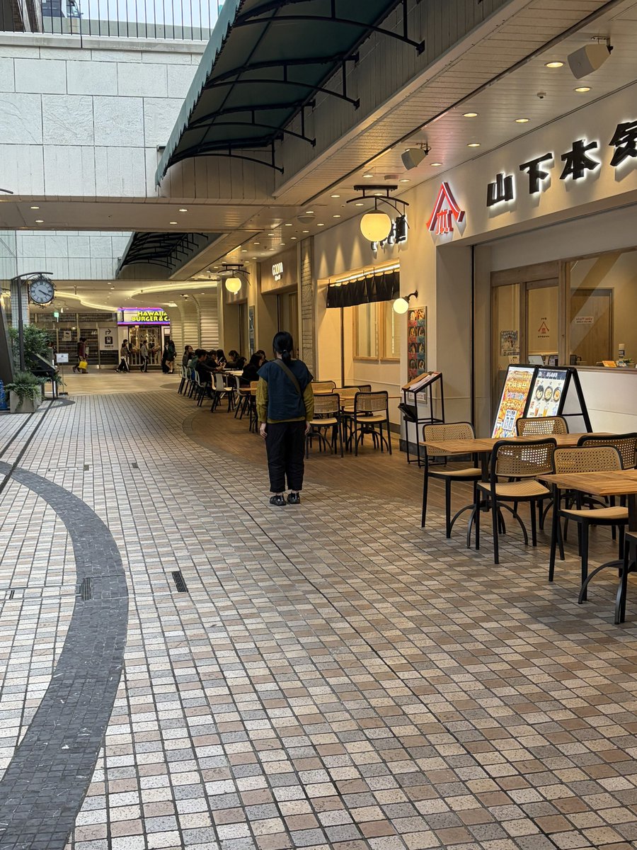 rari_rkrn's tweet photo. ちいかわパークで人生初の推しぬい(オデ)を買いめちゃくちゃはしゃいでいた母、1時間後どっかに落としてしまい立ち尽くす画 https://t.co/ZLGxGJVCD2
