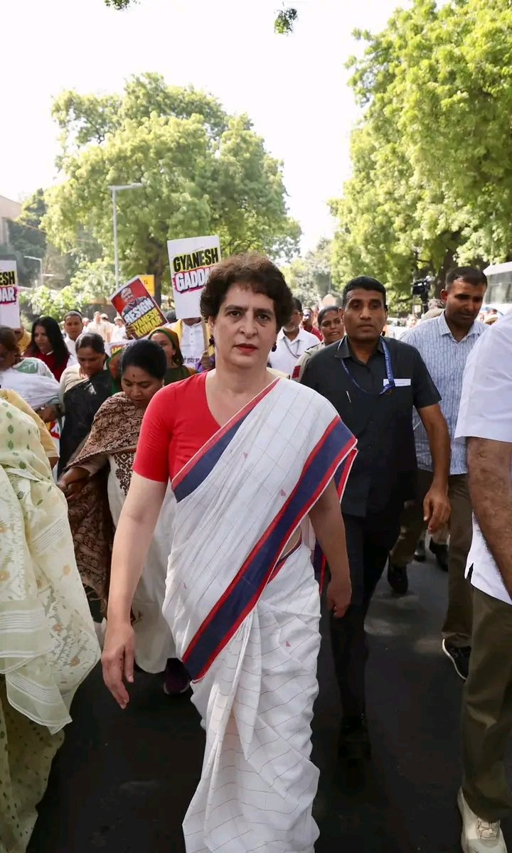 INCHimachal's tweet photo. आज चुनाव आयोग की निष्पक्षता ही शक के घेरे में है। ऐसे में लोगों का लोकतंत्र पर भरोसा कैसे कायम रहेगा? यह जानना भी ज़रूरी है कि क्या आम आदमी का वोट सुरक्षित है?

ऐसा प्रतीत होने लगा है कि चुनावों की घोषणा होते ही ज्ञानेश कुमार अपने हथकंडों से भाजपा की जीत की पटकथा तैयार कर देते हैं। शायद इसी भरोसे भाजपा के नेता 2047 तक सत्ता में बने रहने का दावा करते हैं।

आपने भी चौक-चौराहों पर, टीवी डिबेट में भाजपा के प्रवक्ताओं को कहते या ट्वीट करते देखा होगा कि कुछ भी हो, जीतेगी तो भाजपा ही। जबकि चुनाव परिणाम उम्मीद पर टिके होते हैं।

लोगों को विचार करना चाहिए कि ऐसे मुश्किल भरे हालात में नेता विपक्ष श्री राहुल गांधी जी की अगुवाई में इंडिया गठबंधन के सांसदों का मार्च कितना ज़रूरी है।

हमारी माँग है कि ज्ञानेश कुमार अपने पद से इस्तीफ़ा दें, SIR को रद्द किया जाए और बैलेट पेपर से चुनाव कराएं।