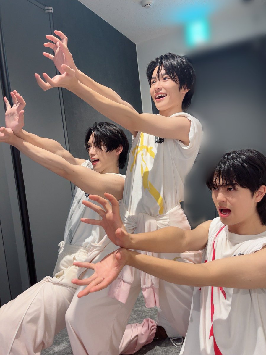 cloudten_member's tweet photo. 今日もWindsのみんなに会えて超ハッピーでした！！
この3人でしているポーズはなんでしょうか？！🐉
是非当ててください！
またシアターに来てください！

#Cloudten #興梠大和 https://t.co/ibQhFnzpKc
