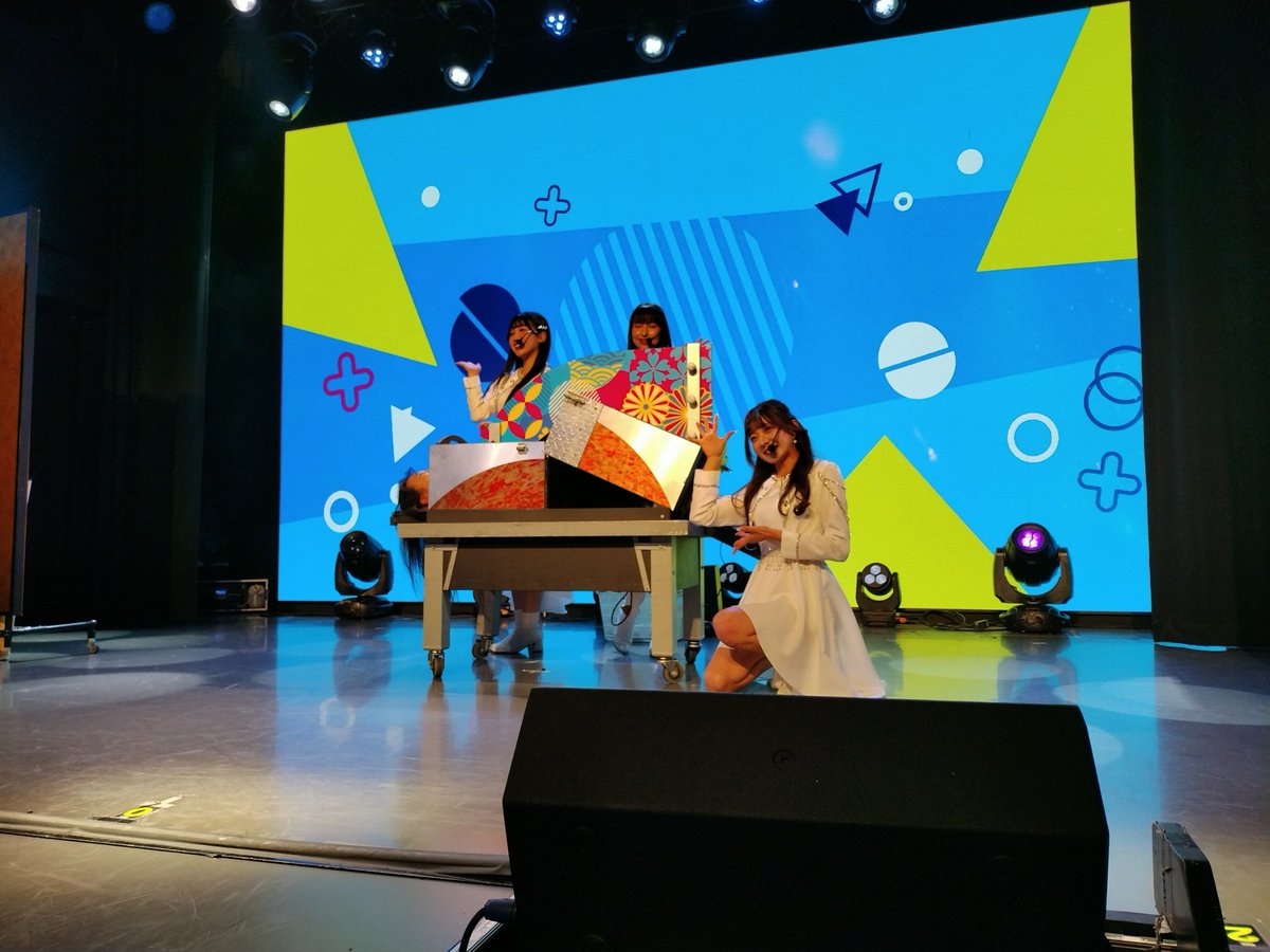 teppen4649's tweet photo. KiraLunaの演目が30分経過すると、いきなりサクラグのメンバーがステージに…
予想外に突然の登場でしたが、歌唱ではなく、マジックを始めましたｗ
画像は撮影可能タイムのもので、観客を切断した場面

サクラグMireiが客席に降りましたが、後方席の客で、キラルナの誰かの友達の女性（招待客）でした https://t.co/HnqxCouToE