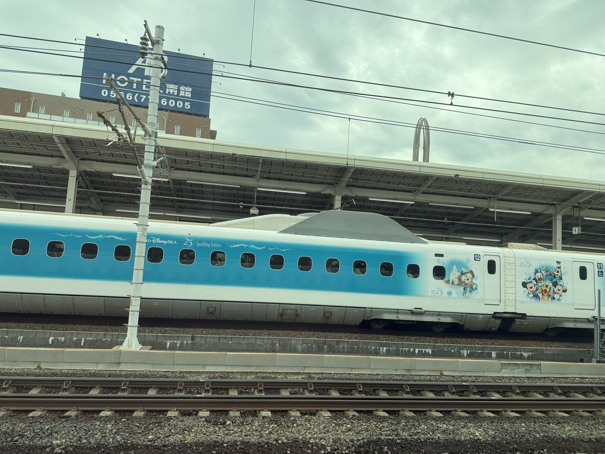 erippe1020's tweet photo. 昨年の今頃は、ファンミツアーがあって、楽しかったなぁって1年の時間の早さにびっくり‼️もう朝と夜は寒くなってきてますもんね🥺︎寒暖差アレルギーの人は気をつけてくださいね😷新幹線にミッキーの絵が🚄そうだ！ディズニーシー25周年だからか！と納得㊗️昨日の静岡は、家族3人で行けて良かった👩‍❤️‍👩 https://t.co/6Og7j9H6Yz