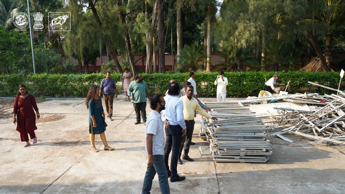 ZoologicalI's tweet photo. ♻️ Reinforcing sustainable workplaces under #SpecialCampaign6!
ZSI reviewed Swachhata drives at MARC, Digha—verifying & clearing 3,850 kg of scrap (800 kg e-waste) alongside safe disposal awareness sessions. 🌿📦
#ZSI #SwachhataHiSeva #EWaste #CleanIndia https://t.co/oIt1057xXW