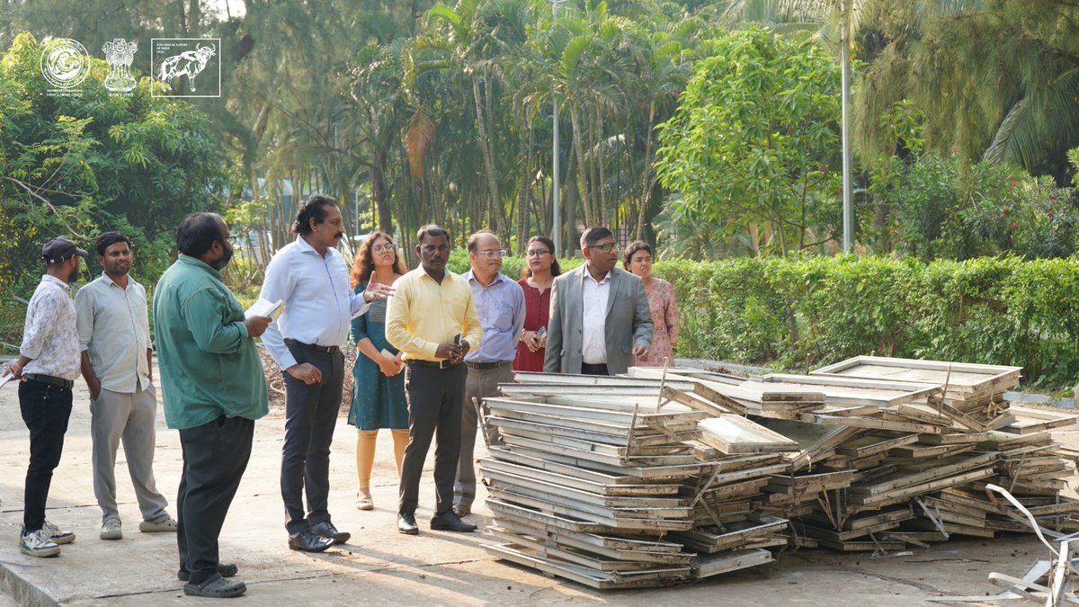 ZoologicalI's tweet photo. ♻️ Reinforcing sustainable workplaces under #SpecialCampaign6!
ZSI reviewed Swachhata drives at MARC, Digha—verifying & clearing 3,850 kg of scrap (800 kg e-waste) alongside safe disposal awareness sessions. 🌿📦
#ZSI #SwachhataHiSeva #EWaste #CleanIndia https://t.co/oIt1057xXW