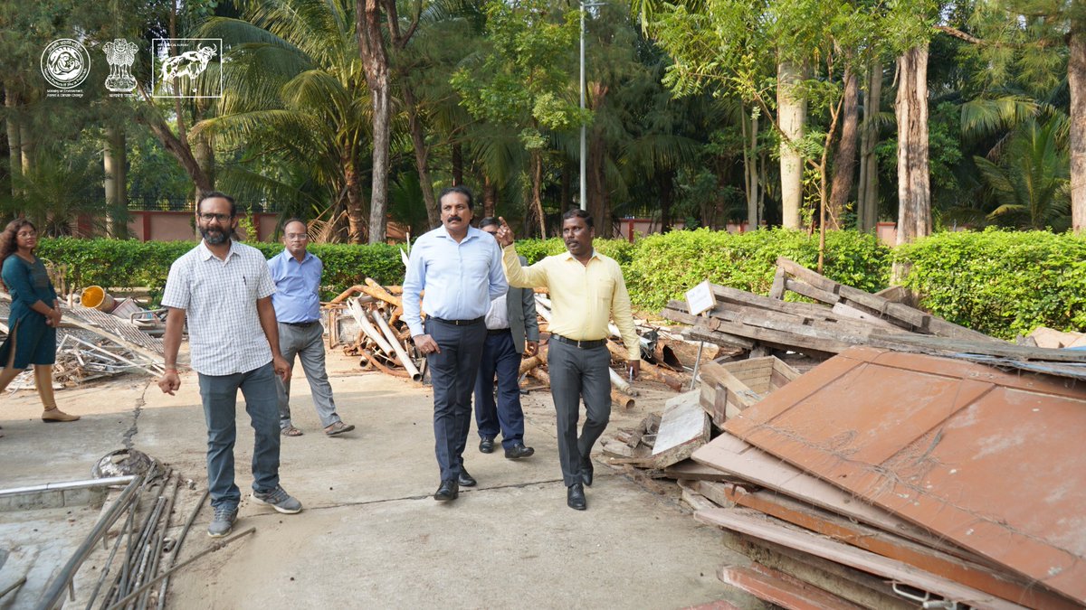 ZoologicalI's tweet photo. ♻️ Reinforcing sustainable workplaces under #SpecialCampaign6!
ZSI reviewed Swachhata drives at MARC, Digha—verifying & clearing 3,850 kg of scrap (800 kg e-waste) alongside safe disposal awareness sessions. 🌿📦
#ZSI #SwachhataHiSeva #EWaste #CleanIndia https://t.co/oIt1057xXW