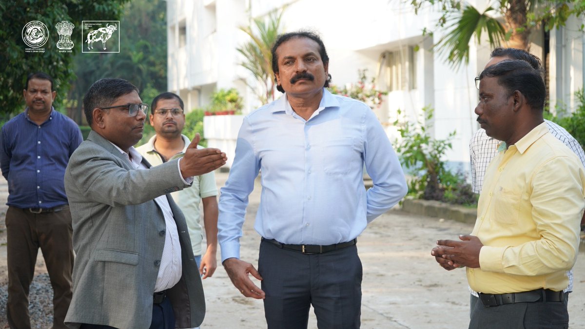 ZoologicalI's tweet photo. ♻️ Reinforcing sustainable workplaces under #SpecialCampaign6!
ZSI reviewed Swachhata drives at MARC, Digha—verifying & clearing 3,850 kg of scrap (800 kg e-waste) alongside safe disposal awareness sessions. 🌿📦
#ZSI #SwachhataHiSeva #EWaste #CleanIndia https://t.co/oIt1057xXW
