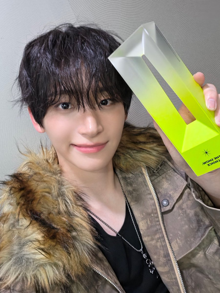 CRAVITY_twt's tweet photo. 러비티 짜잔!!! 😎러비티가 선물해 주신 소중한 선물입니다!!🎁 진짜 너무 고마워요❤️ 항상 크래비티를 사랑해주고 응원해줘서 고마워요 몇 배로 힘이 되어주고 행복하게 해주는 크래비티가 될게요 러비티 최고!!!❤️🥰😍앞으로도 많이 사랑해~
#정모 #러비티 #크래비티 https://t.co/sqvi3cCxvx