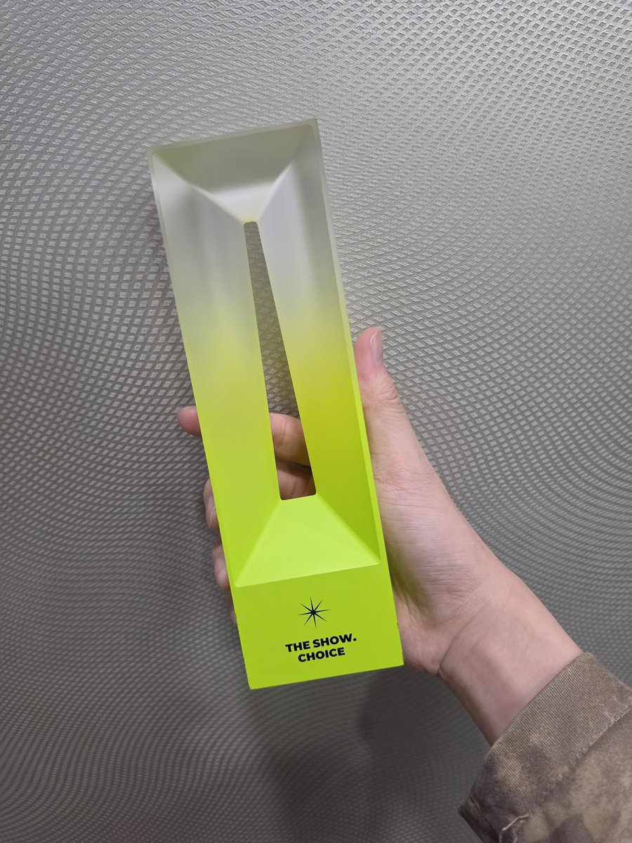 CRAVITY_twt's tweet photo. 러비티 짜잔!!! 😎러비티가 선물해 주신 소중한 선물입니다!!🎁 진짜 너무 고마워요❤️ 항상 크래비티를 사랑해주고 응원해줘서 고마워요 몇 배로 힘이 되어주고 행복하게 해주는 크래비티가 될게요 러비티 최고!!!❤️🥰😍앞으로도 많이 사랑해~
#정모 #러비티 #크래비티 https://t.co/sqvi3cCxvx