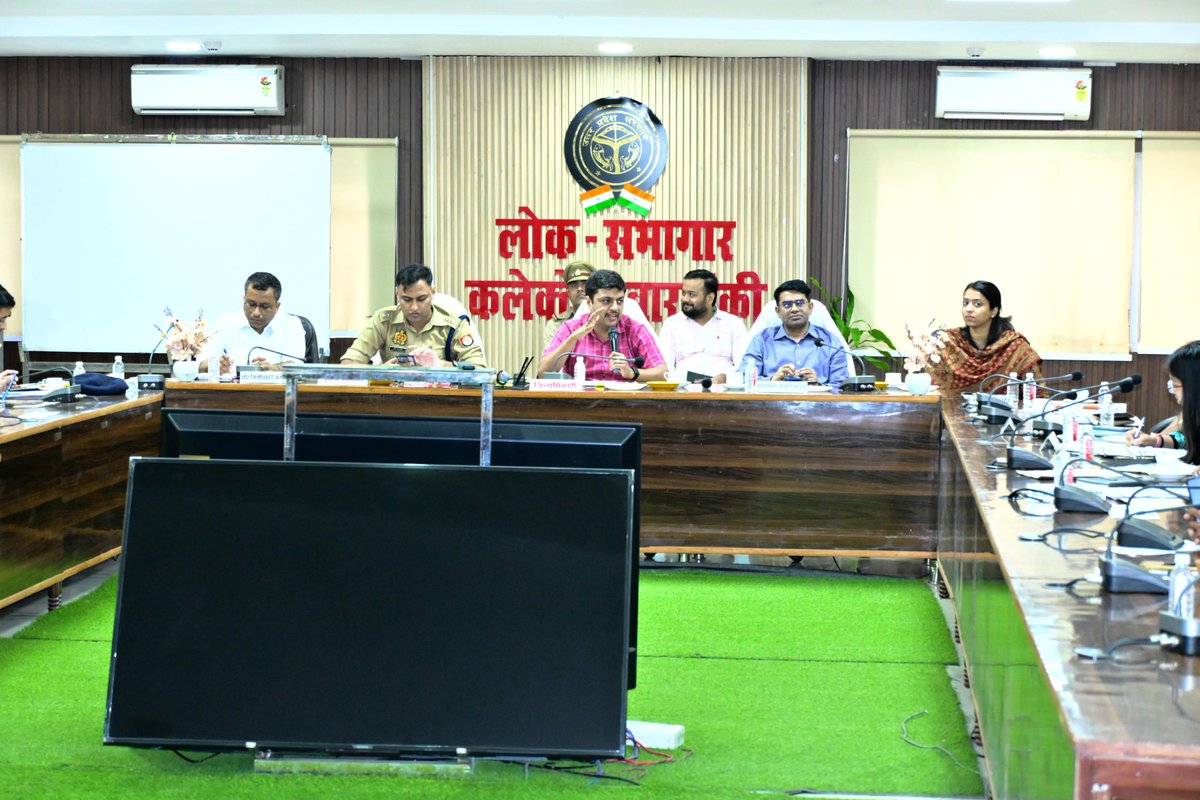 DM_Barabanki's tweet photo. पुलिस अधीक्षक व अन्य संबंधित अधिकारियों की उपस्थिति में आगामी त्योहारों के दृष्टिगत जनपद में शांति/सुरक्षा व्यवस्था बनाए रखने हेतु धर्मगुरुओं/ सम्भ्रान्त व्यक्तियों के साथ लोकसभागार कलेक्ट्रेट में जिला स्तरीय पीस कमेटी की बैठक की गयी।
@CMOfficeUP 
@UPGovt 
@InfoDeptUP https://t.co/K4s6jrLg5n