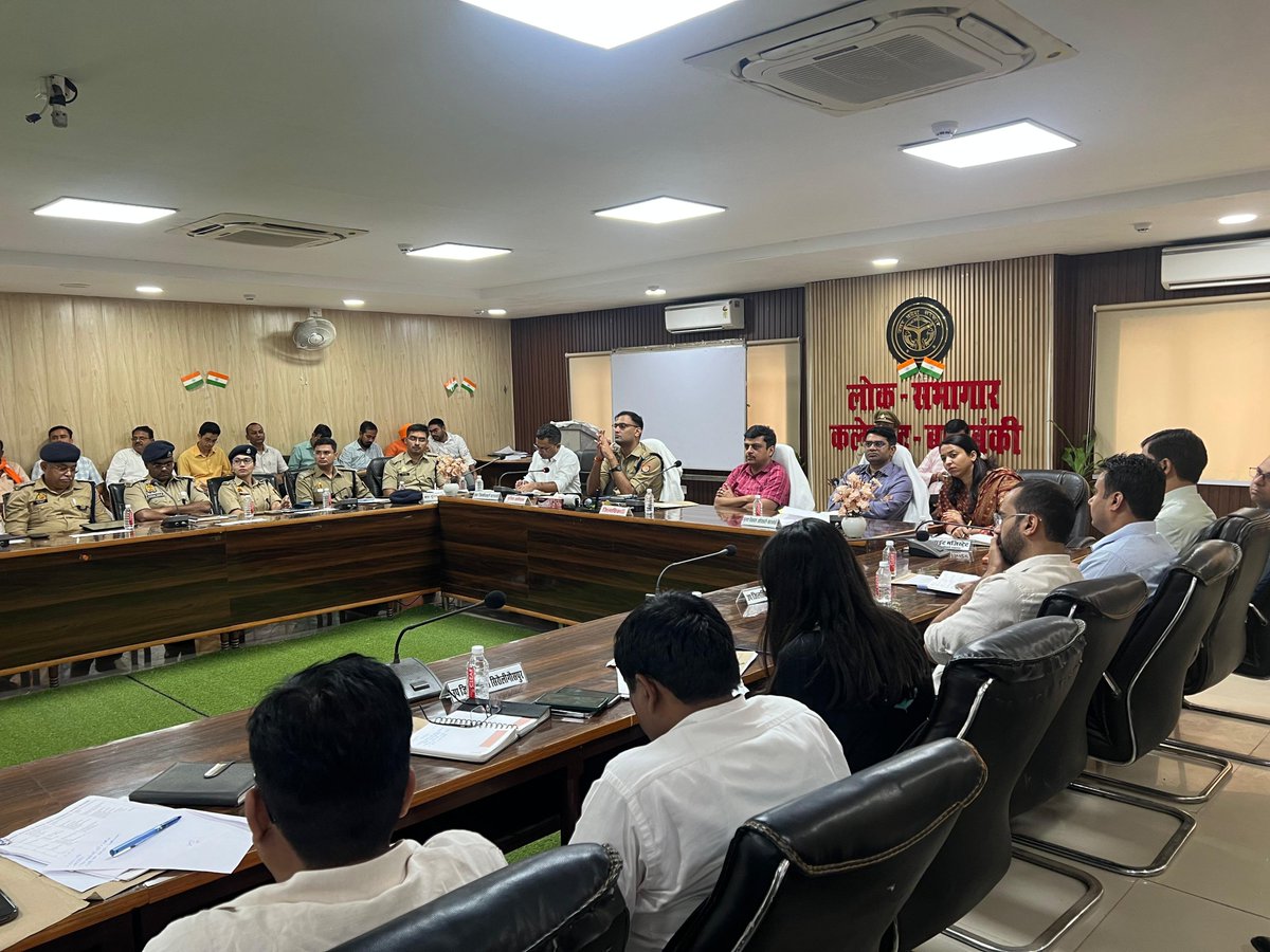 DM_Barabanki's tweet photo. पुलिस अधीक्षक व अन्य संबंधित अधिकारियों की उपस्थिति में आगामी त्योहारों के दृष्टिगत जनपद में शांति/सुरक्षा व्यवस्था बनाए रखने हेतु धर्मगुरुओं/ सम्भ्रान्त व्यक्तियों के साथ लोकसभागार कलेक्ट्रेट में जिला स्तरीय पीस कमेटी की बैठक की गयी।
@CMOfficeUP 
@UPGovt 
@InfoDeptUP https://t.co/K4s6jrLg5n