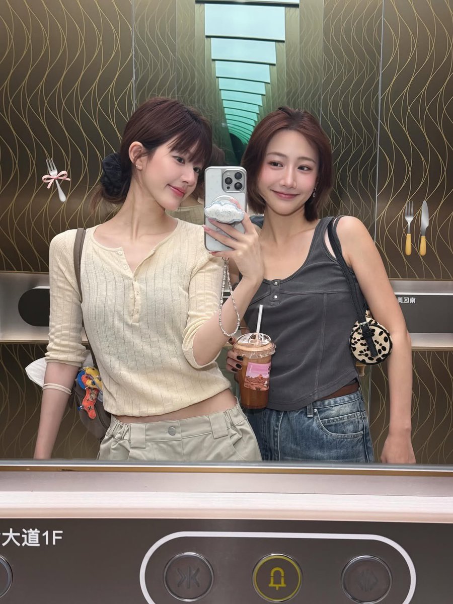 svnshjne's tweet photo. pretty besties🎀
#ZhaoLusi
#WeiXiao https://t.co/SVdMLs6WnW