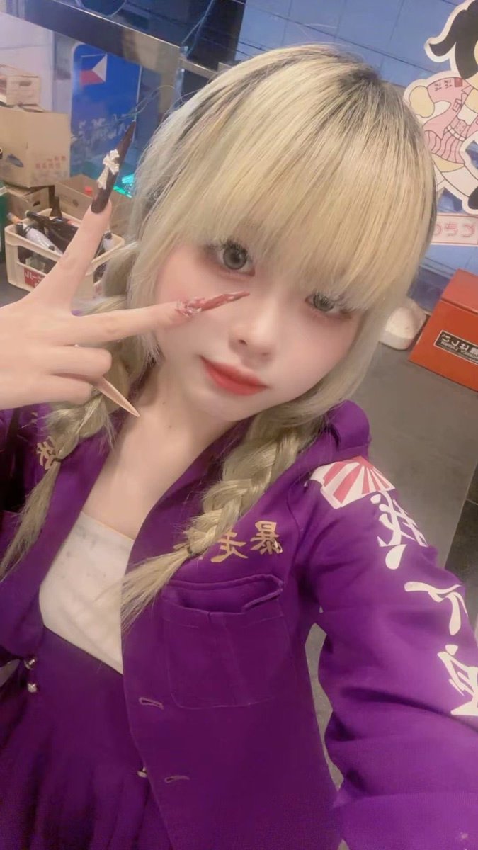 zoku2cafe's tweet photo. ガチャガチャの前で何を企んでるの…?ピンク特攻服のりおんが放つ流し目、見た瞬間アル中予備軍疑惑に納得しちゃうかも。隣では紫特攻服のはあとが尖りネイルでピース中✌️2人同時出勤、今夜の族族は危険地帯。 #族族 #大阪ミナミ #コンカフェ https://t.co/oHnpvzoPcS
