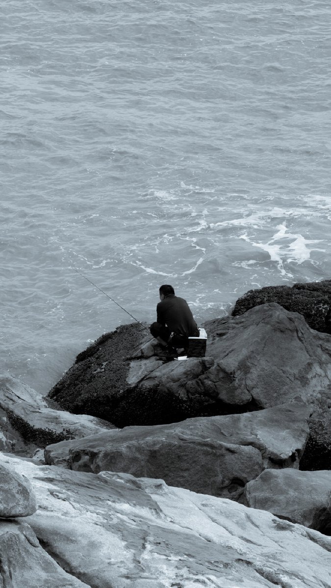 MaryMerlingfkv's tweet photo. [El poeta llora al ver el mar que la marea ha levantado, con una piedra en la mano que parece querer excavar la verdad que el viento se ha llevado]， https://t.co/hAtD5T8I9X