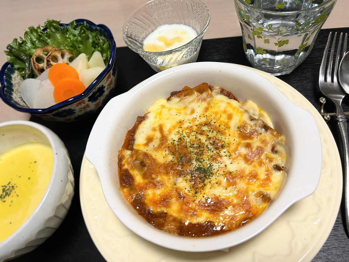 nyoehoara's tweet photo. 🌽いつもいいねありがとうございます🌽
(*´꒳`*)
今夜も秋の虫の音が心地良いですねぇ〜
スープの美味しい季節です♪
＊今日の夕食
🍀ラザニア🍀サラダ
🍀とうもろこしとさつま芋のスープ
🍀ヨーグルト
@SoupStockTokyo 
#おうちごはん #夜ごはん #料理記録 #ねこ好き #料理好きな人とつながりたい https://t.co/VNzvVadmvH