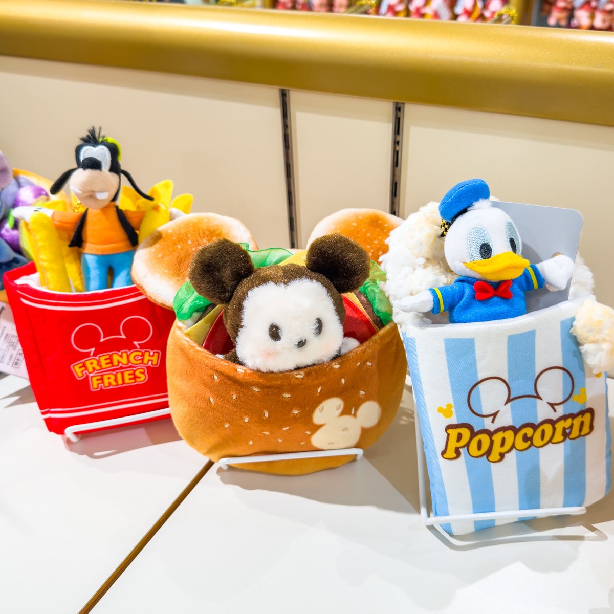 MezzoMikiD's tweet photo. ポテト、ハンバーガー、ポップコーンデザイン！
「ディズニーストア」
ぬいぐるみポーチ新発売☆
価格2800円 https://t.co/EZuIShBKmA
