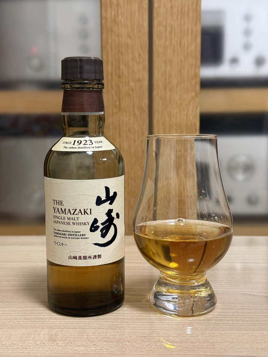 twdaotopgskdama's tweet photo. ローソンで山崎白州ミニボトル発売記念飲み🥃
やっぱ山崎も美味いわ。 https://t.co/nXAYNtEEuD