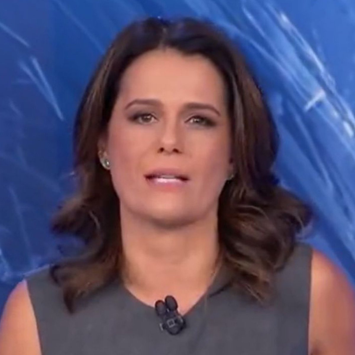 updatecharts's tweet photo. Adriana Araújo, âncora do “Jornal da Band”, detona Eduarda Campopiano:

“Enquanto a deputada mais votada da direita diz que feminicídio não existe, mulheres são esfaqueadas, estupradas e asfixiadas todos os dias. Crianças sofrem a dor de perder suas mães e mães choram por enterrar suas filhas.”