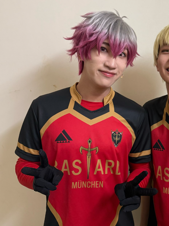 pinketness's tweet photo. bisexuals when you ask them to pose for a picture: ✌️ https://t.co/uJ401p6c5Q