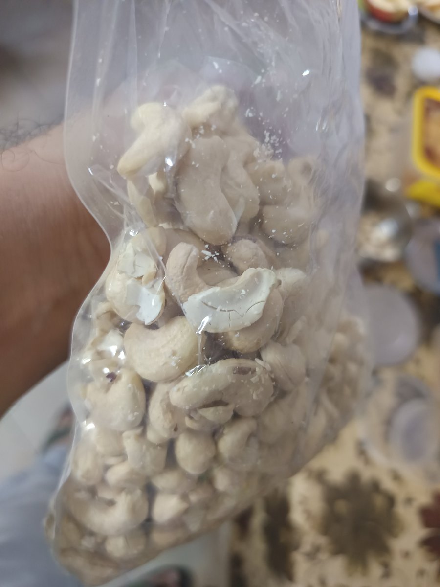 gkkhur2's tweet photo. @JioMart_Support  broken cashew being sold in the name of whole cashew and customer care says don't raise complaint but call me ... How unprofessional when someone follows the process...he said some break in transportation... So dont sell in the name whole 

JM6AC4C949018C6FFF90 https://t.co/DW4zciXMsR