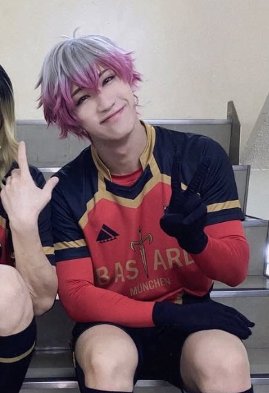 pinketness's tweet photo. bisexuals when you ask them to pose for a picture: ✌️ https://t.co/uJ401p6c5Q