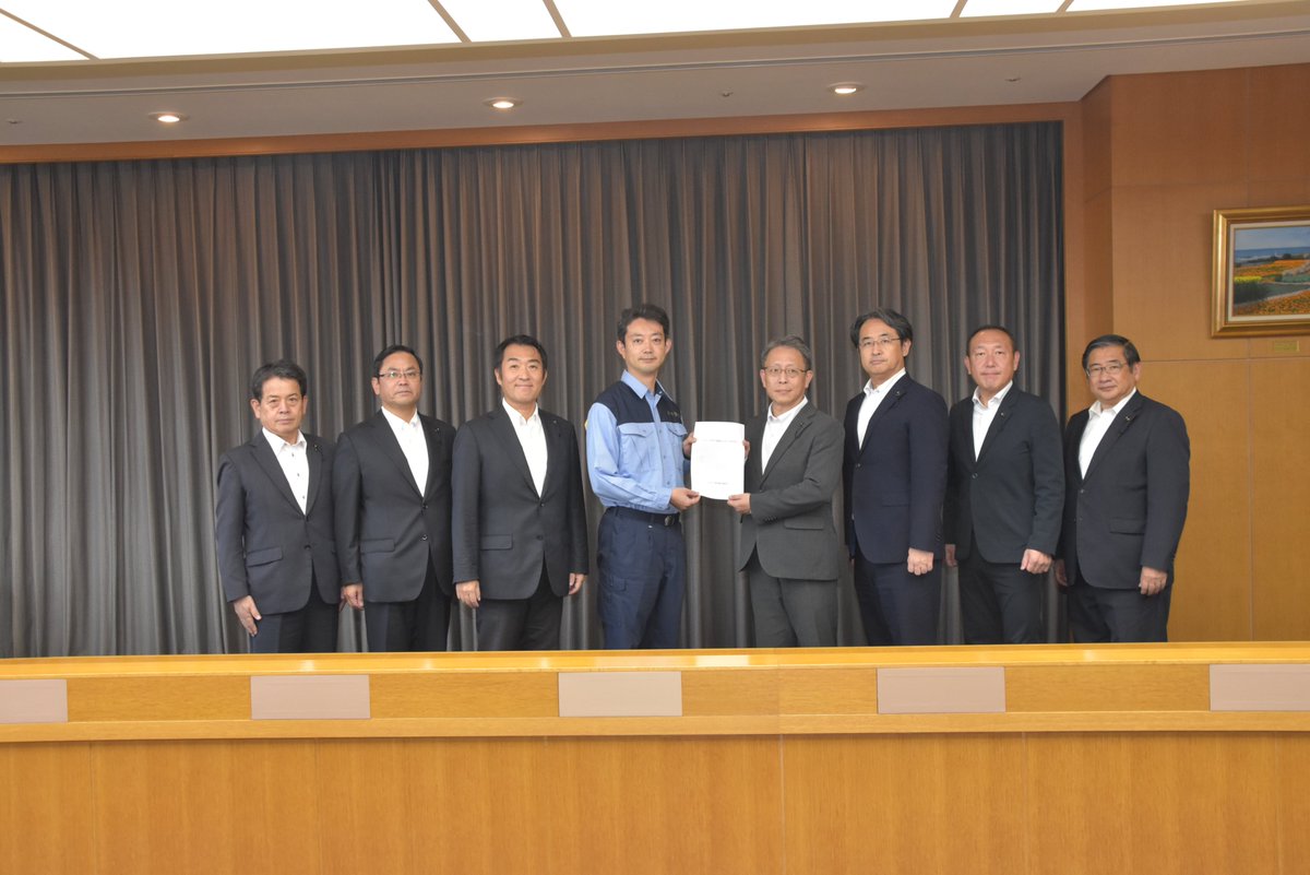masaakia's tweet photo. 本日、公明党千葉県議団として熊谷知事へ「2027年度予算要望書（9分野278項目）」を提出しました。
豪雨・台風被害を踏まえた「千葉県被災者生活再建支援制度」の要件緩和や、長引く物価高騰に直面する県民・中小企業への支援強化を強く要請。 https://t.co/2882FnmgZN