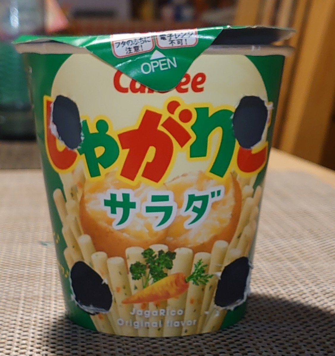 emueru8261's tweet photo. 今日はじゃがりことのコラボ発表で
中身を空にして手足の穴を開けどんぬいを入れ、
着せ替えを再現したら、
フタが閉まらず顔をはみ出してしまった

どん『丸見えだドン…』
かつ『サイズが違いすぎたドン…』

#太鼓の達人
#じゃがりこ https://t.co/n9RGIvz1iO