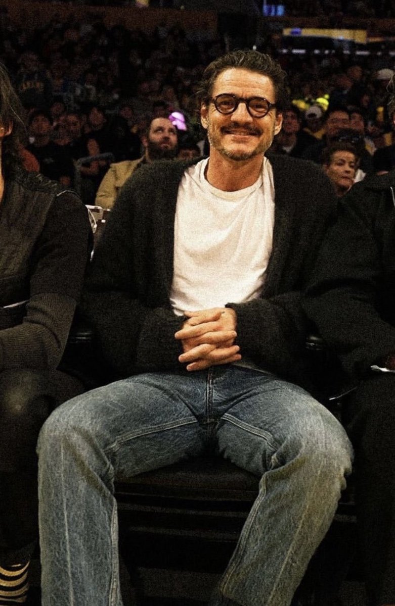 JeansArePunk's tweet photo. hes just a baby https://t.co/ekQEOAxg9u