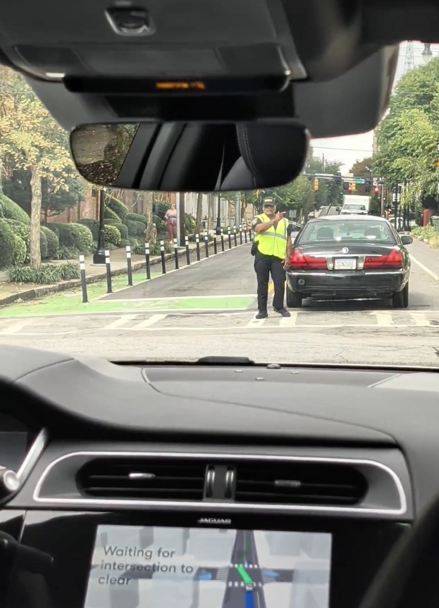 watilo's tweet photo. the same thing happened to me in an Atlanta Waymo last year. kinda amazing Waymos are so smart yet also so dumb at the same time.

(i got stuck in this intersection in the middle of one-way traffic for over 5 minutes lol) https://t.co/XwTBAwyLUS