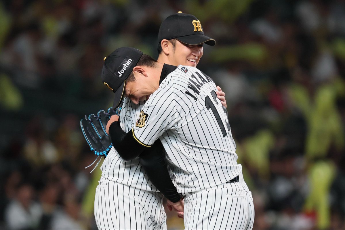 asahi_tigers's tweet photo. 【同期左腕の絆】

「ザキとは若いころ先発で争って、同じリリーフになって助け合って。チームが良くなるにはどうしようかっていう話もずっとしてきた間柄。それを1人に託してしまう申し訳なさはあるんですけど、まあそれを1人でできるのがザキだと思う」 

#岩貞祐太 #岩崎優 #tigers https://t.co/baXUrmlNNe