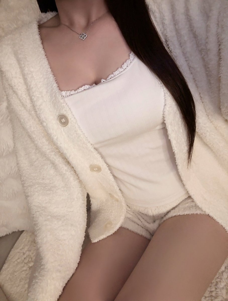 4nyuax's tweet photo. ちなみにこのフリルキャミもGU。これかなり使える https://t.co/tDH3CVQsRI