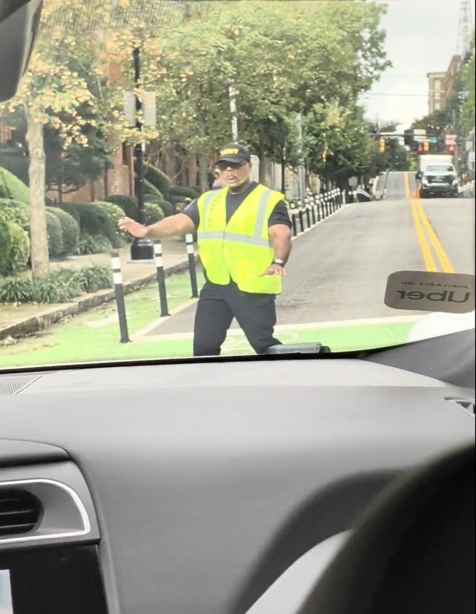 watilo's tweet photo. the same thing happened to me in an Atlanta Waymo last year. kinda amazing Waymos are so smart yet also so dumb at the same time.

(i got stuck in this intersection in the middle of one-way traffic for over 5 minutes lol) https://t.co/XwTBAwyLUS