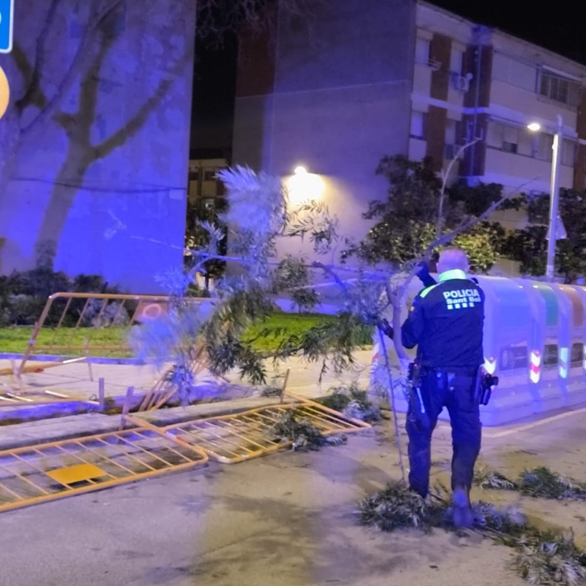 SPL_CME's tweet photo. Un enorme agraïment a la Policia Local del @AjSantBoi i als Cossos i Forces de Seguretat i a Protecció Civil per la seva feina impecable i entrega durant les recents pluges i inundacions. Gràcies per cuidar de nosaltres 👏🛡️🌧️ #SantBoi #SeguretatCiutadana #ProteccioCivil https://t.co/SAj7gkPeMQ