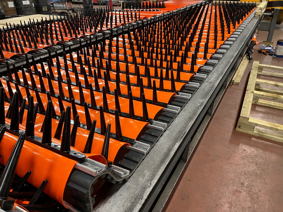 HallWebs's tweet photo. Here at RS Hall we make webs to suit all aspects of growing Carrots, from Planting to Harvesting and Handling. All made in Yorkshire. #NationalCarrotDay #madeintheuk #backbritishfarming https://t.co/6mUtUWeHjX