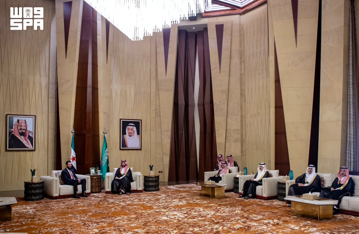 a_albander's tweet photo. لقاء يجمع سمو ولي العهد الأمير محمد بن سلمان بالرئيس السوري أحمد الشرع في العاصمة الرياض. 🇸🇾 🇸🇦 https://t.co/xOfA8Nnz3T