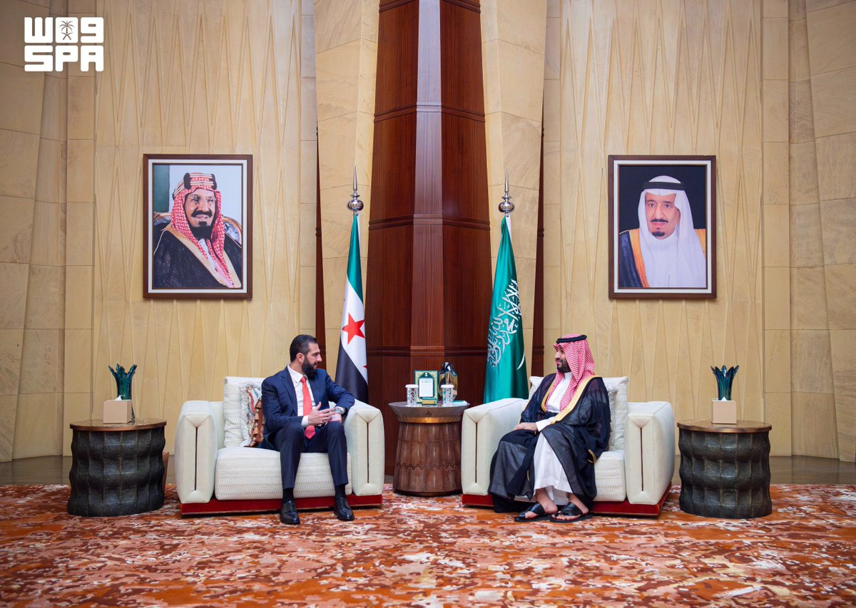 a_albander's tweet photo. لقاء يجمع سمو ولي العهد الأمير محمد بن سلمان بالرئيس السوري أحمد الشرع في العاصمة الرياض. 🇸🇾 🇸🇦 https://t.co/xOfA8Nnz3T