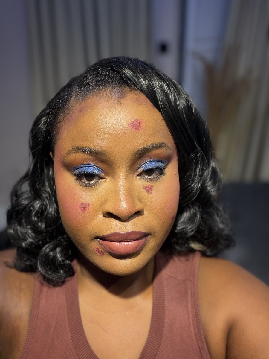 mozeee_official's tweet photo. Tried costume make up today,
My 2nd time trying glitters and I tried to match my lips with my cloth.

Guess what I was trying to draw on my face😂😭
Rate me from 1-10🥹 https://t.co/IgyUAiznDD