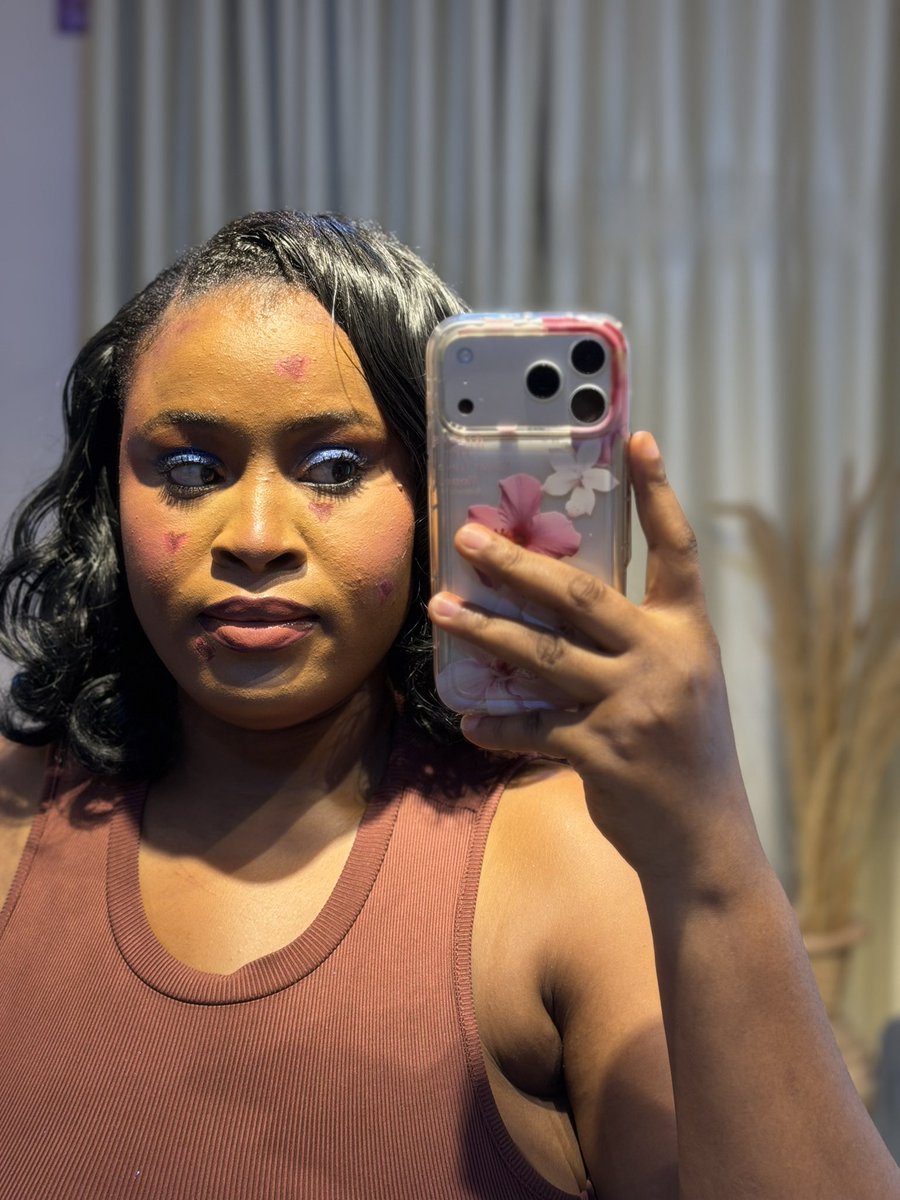mozeee_official's tweet photo. Tried costume make up today,
My 2nd time trying glitters and I tried to match my lips with my cloth.

Guess what I was trying to draw on my face😂😭
Rate me from 1-10🥹 https://t.co/IgyUAiznDD
