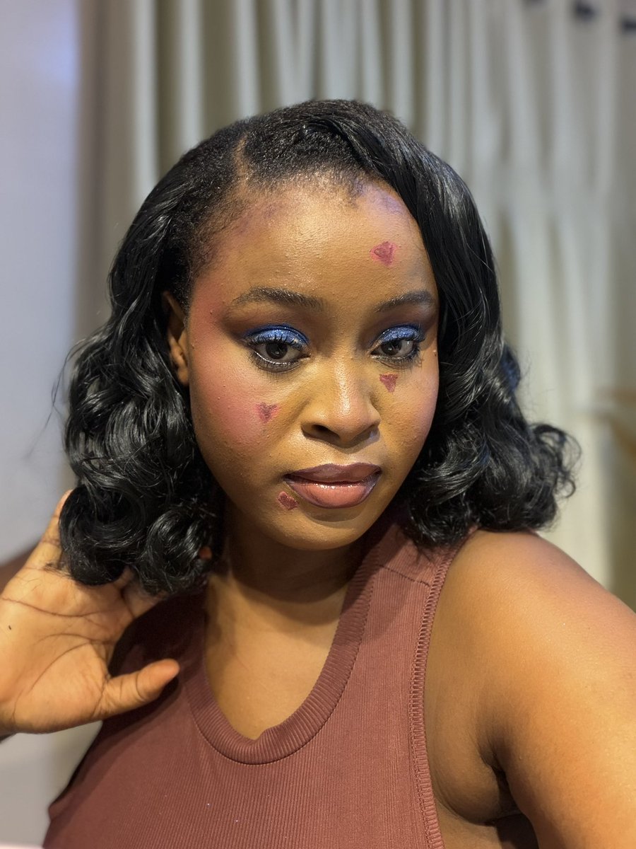 mozeee_official's tweet photo. Tried costume make up today,
My 2nd time trying glitters and I tried to match my lips with my cloth.

Guess what I was trying to draw on my face😂😭
Rate me from 1-10🥹 https://t.co/IgyUAiznDD