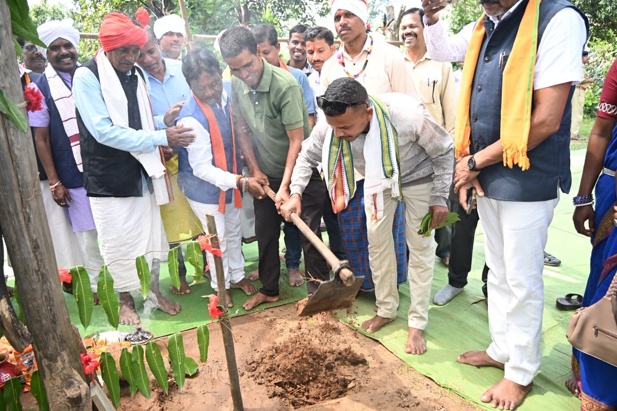 NarayanpurDist's tweet photo. पीएम श्री जवाहर नवोदय विद्यालय, सुपगांव में सांसद श्री महेश कश्यप ने सांसद निधि से लगभग 10 लाख रुपये की लागत से बनने वाले अतिरिक्त कक्ष का किया भूमिपूजन।
#Narayanpur #Abhujhmaad #Maad https://t.co/0aZtGhH2go