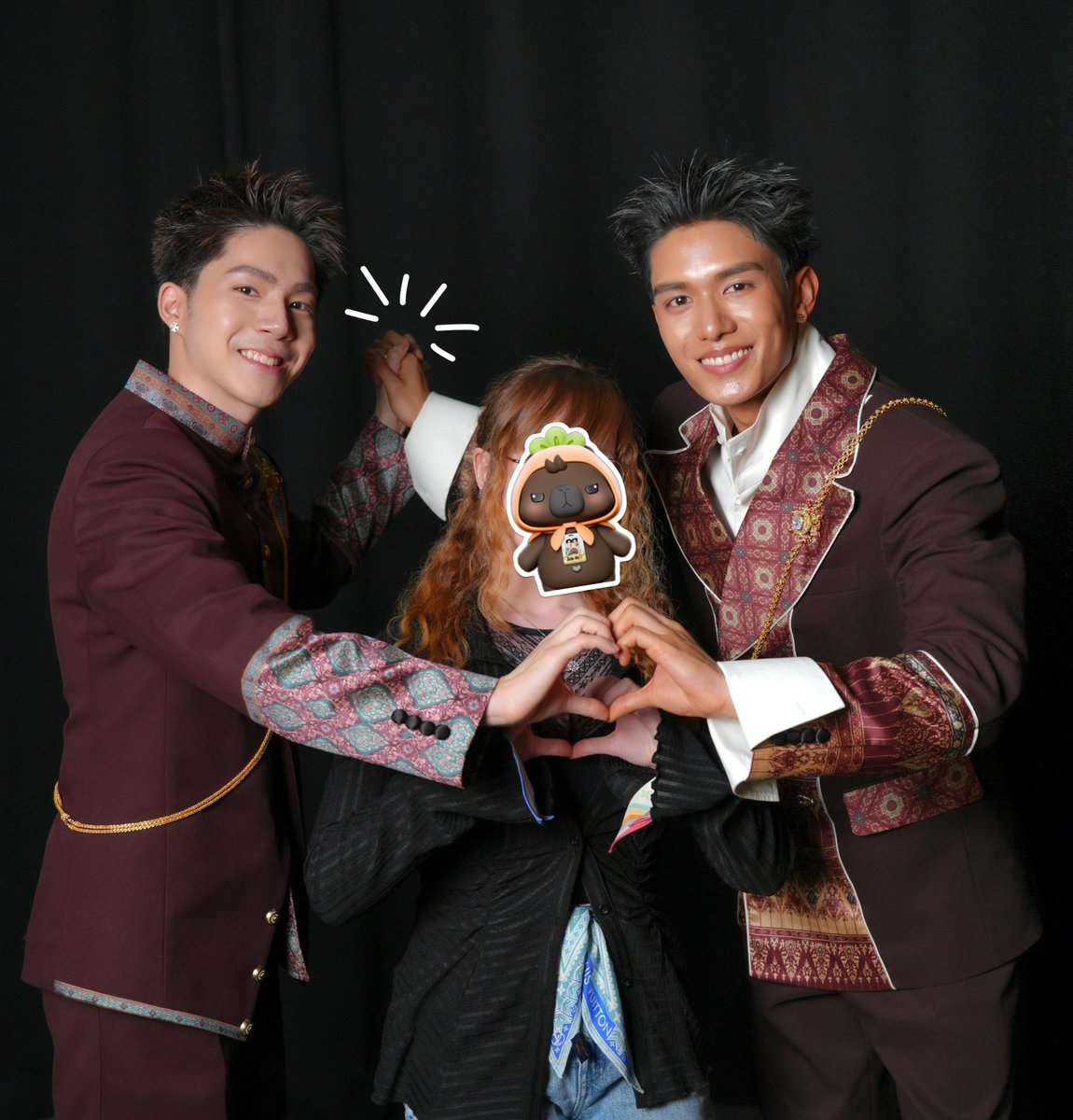 tracy_pttx's tweet photo. ฉันขอรับรองว่าฉันไม่ใช่เหตุผลที่มือของพวกเขาถูกพันกัน  อากาศฤดูใบไม้ร่วงในเบอร์ลินทำให้มือของพวกเขาเย็นหรือเปล่า? 🍁🍂

LOVE UPON A TIME IN BERLIN
#NetJJ_FMinBerlin 
#NetJJBerlinMoments
#NetJJ #netsiraphop #jj_rcp https://t.co/zTRaG2tu4u