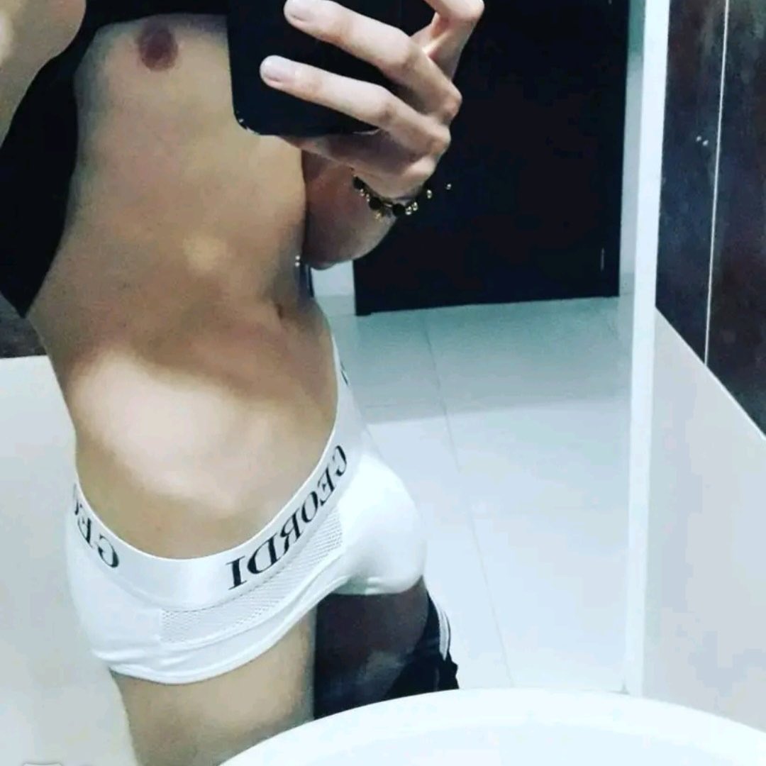Estebanprive's tweet photo. ¿Te gustan los boxer blancos?🔥🤍

#gayMedellin #morbopúblico #cruisingbaños 
@EventosGayMed @Medellingrindr1 
@elgolosowar https://t.co/1v83i1XvO2