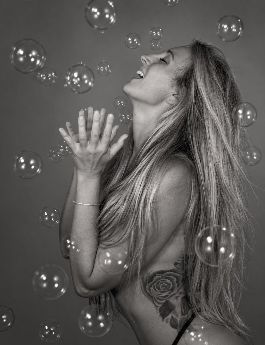 AmyJeanOfficial's tweet photo. I enjoy a little bubbly 🥂 https://t.co/RzAO88hsNY